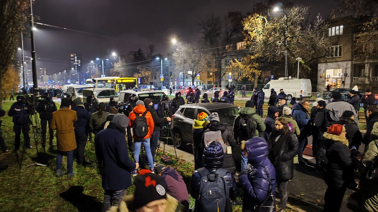 Kordon policji przed domem Kaczyńskiego. Tłum: "Będziesz siedział"