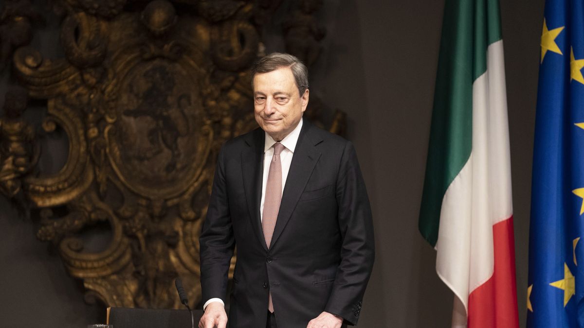 A handout photo made available by the Chigi Palace Press Office shows Italian Prime Minister, Mario Draghi, attend a press conference at the Italian Embassy in Washington, DC, USA, 11 May 2022. EPA/CHIGI PALACE PRESS OFFICE/FILIPP HANDOUT TO BE USED SOLELY TO ILLUSTRATE NEWS REPORTING OR COMMENTARY ON THE FACTS OR EVENTS DEPICTED IN THIS IMAGE HANDOUT EDITORIAL USE ONLY/NO SALES Dostawca: PAP/EPA.