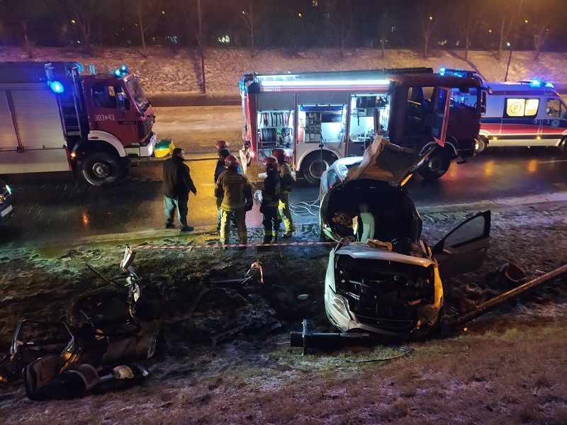 Wrak Forda Mondeo biorącego udział w wypadku na al. Witosa