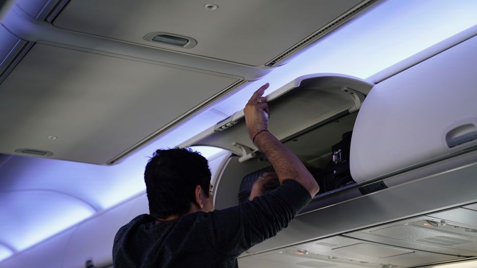 Mężczyzna wściekł się, bo bagaż soadł mu na głowę 