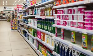 Półki uginają się od jego produktów. Gigant obawia się potężnych strat