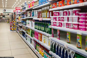 Półki uginają się od jego produktów. Gigant obawia się potężnych strat