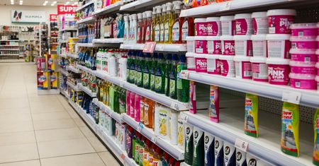 Półki uginają się od jego produktów. Gigant obawia się potężnych strat