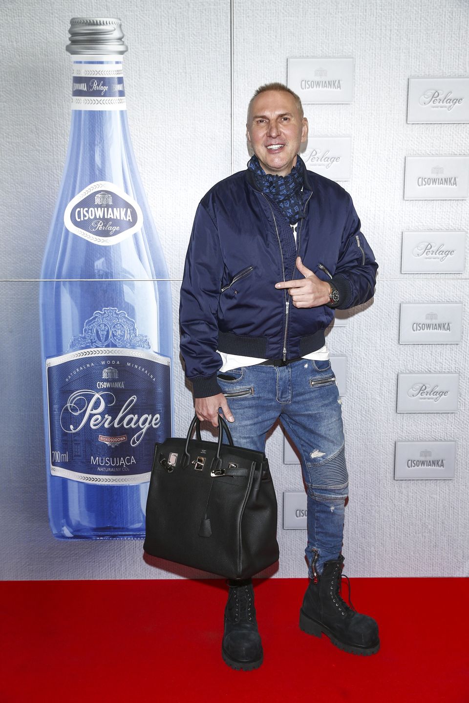 Krzysztof Gojdź chwali się drogą torebką