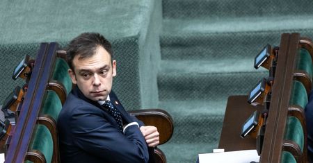 Minister chwali się historyczną transakcją. Ekonomista go skrytykował. "Zadłużanie w obcej walucie"