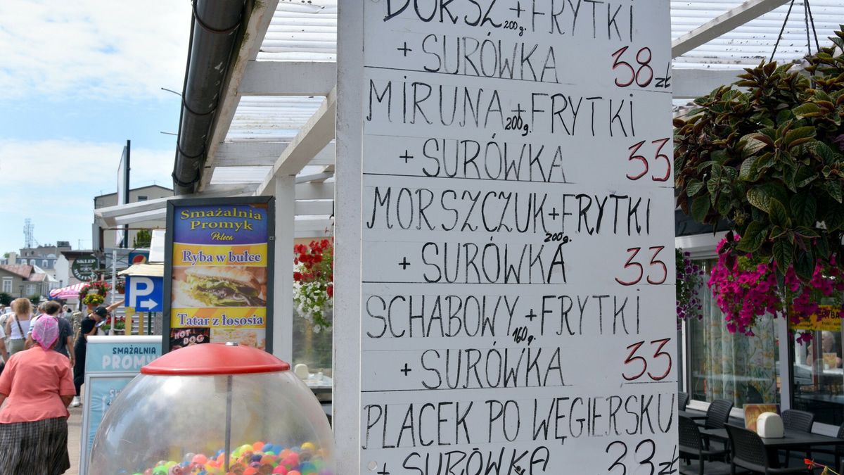 Cennik w lokalu gastronomicznym na wybrzeżu. Branża z rosnącym z