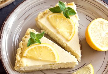 Idealny sernik na ciepły, wiosenny dzień. Pięknie wygląda i jeszcze lepiej smakuje