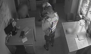 Nieobyczajny wybryk na klatce schodowej. "Pani Izabela została ukarana mandatem"