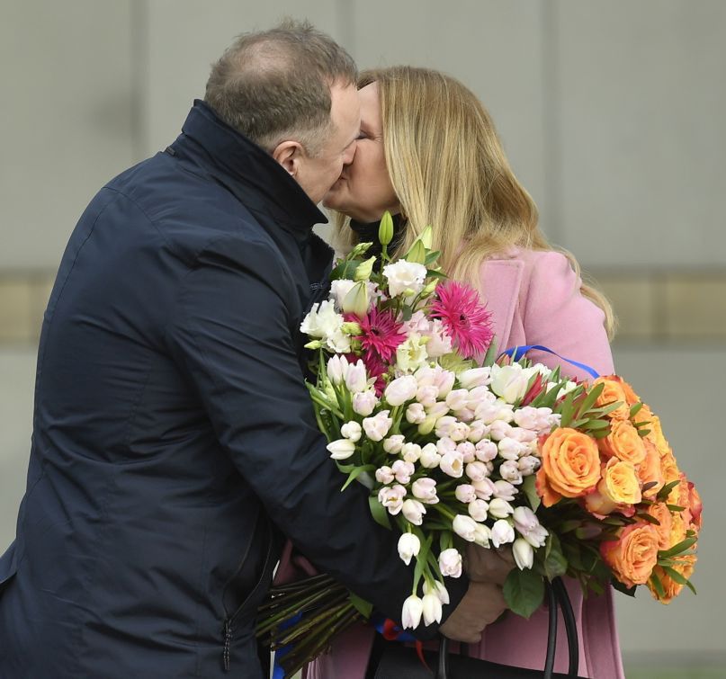 Joanna Kurska przywitana pod TVP przez Jacka Kurskiego