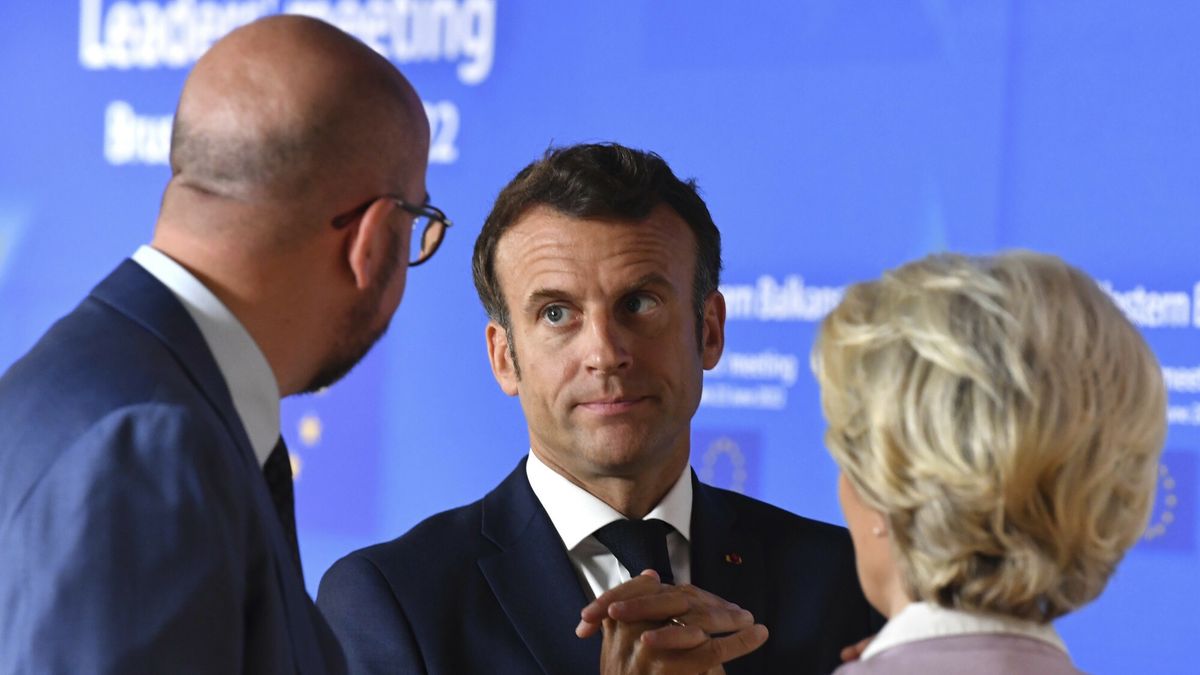 Temporary
European Commission President Ursula von der Leyen, right, speaks with French President Emmanuel Macron, center, and European Council President Charles Michel prior to a group photo with Western Balkan leaders at an EU summit in Brussels, Thursday, June 23, 2022. European Union leaders are expected to approve Thursday a proposal to grant Ukraine a EU candidate status, a first step on the long toward membership. The stalled enlargement process to include Western Balkans countries in the bloc is also on their agenda at the summit in Brussels. (John Thys, Pool Photo via AP)
Pool AFP
