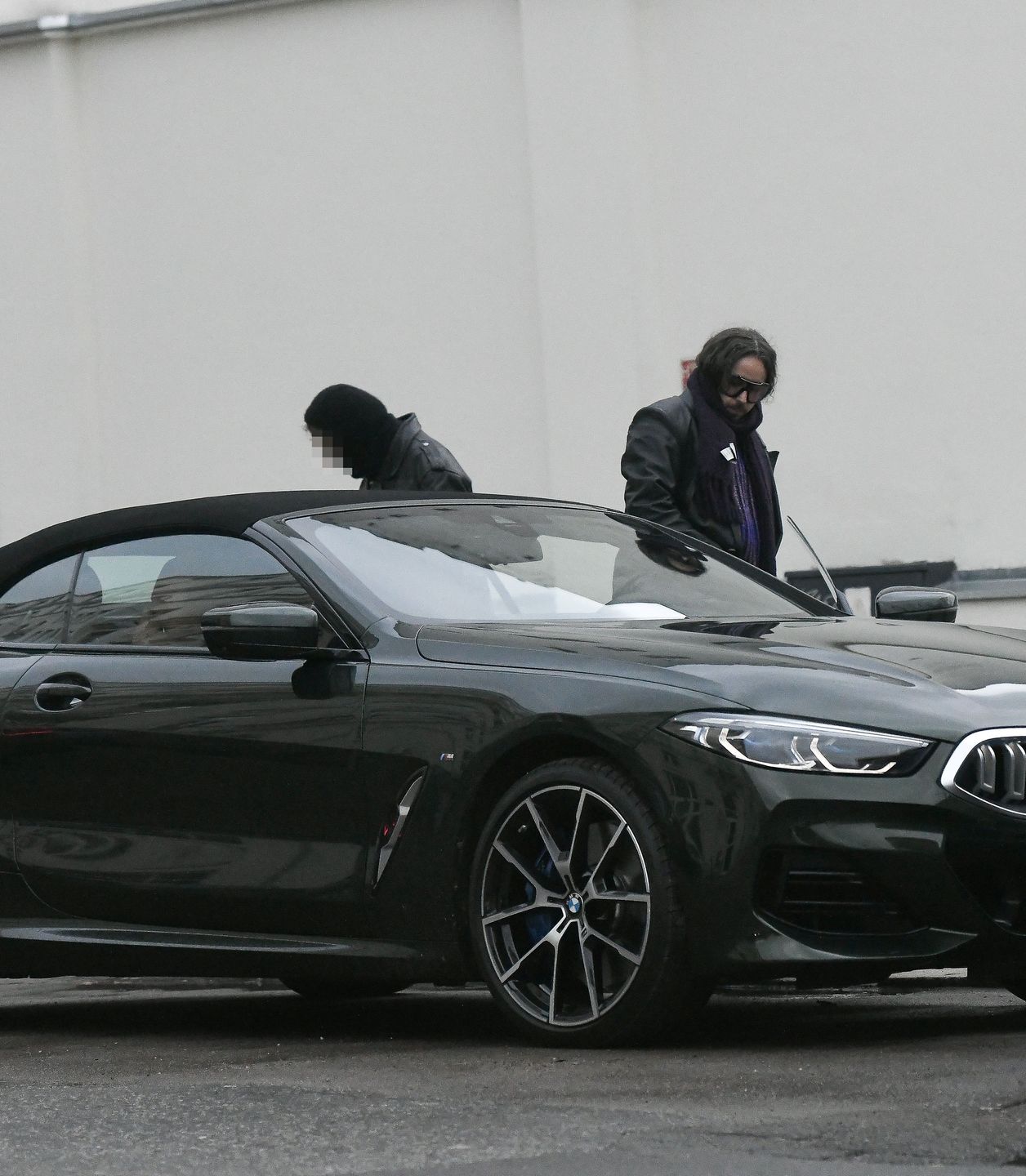 Michał Szpak na mieście w długim płaszczu