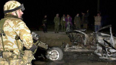 Żołnierze przy wraku samochodu zamachowca