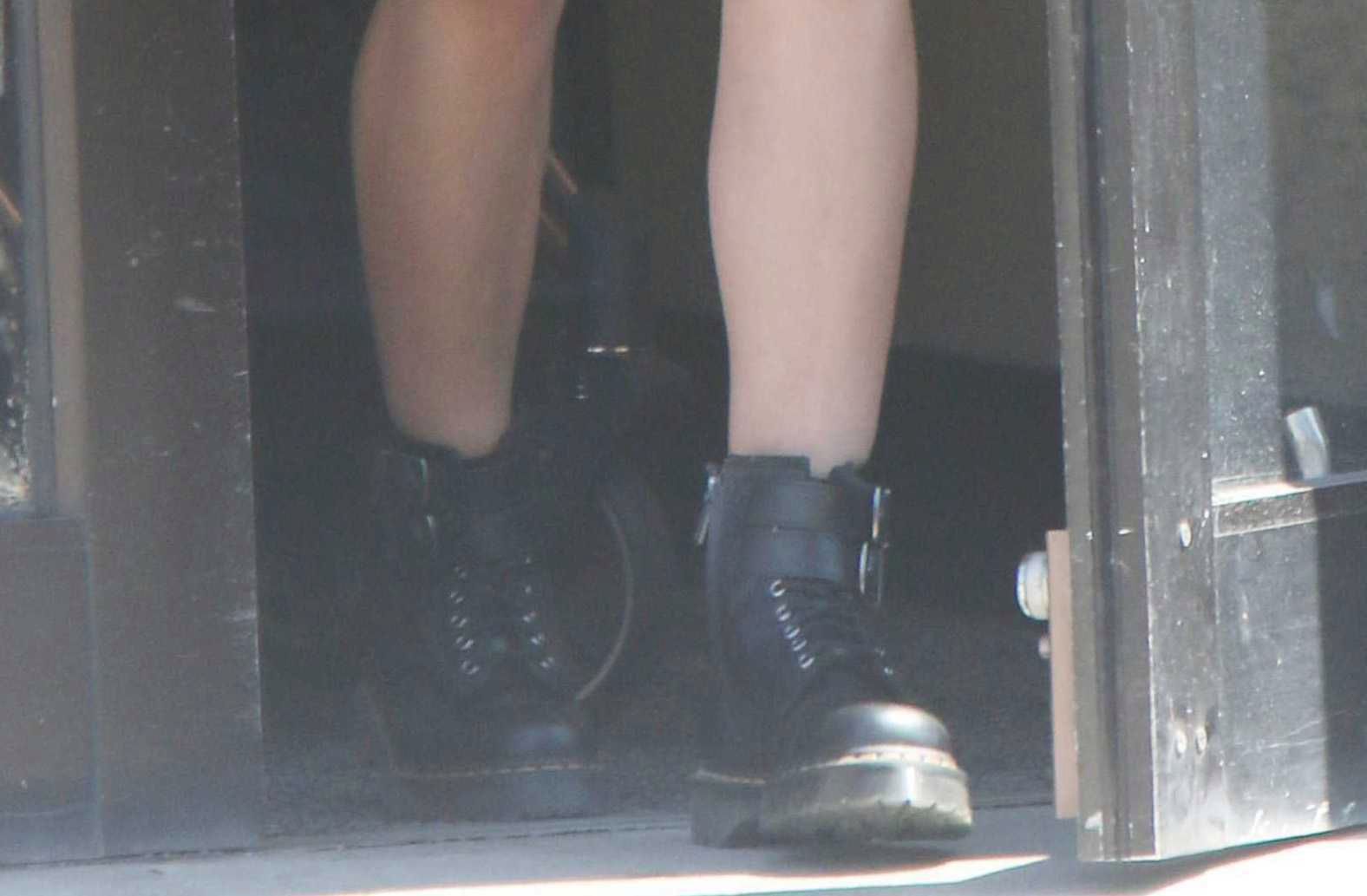 Irina Shayk w wygodnych butach na spacerze