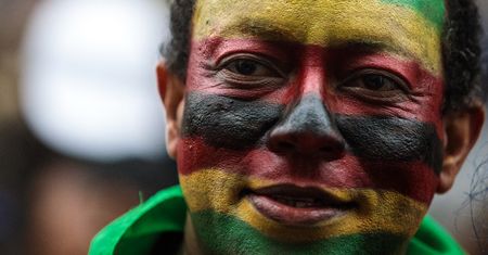 Armia Zimbabwe zakończyła "operację" przejęcia władzy. Absurdalnym decyzjom nie ma końca