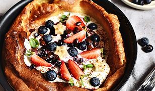 Dutch baby z jogurtem i owocami