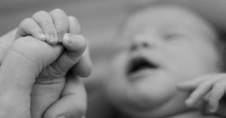 2-miesięczny chłopiec umarł z powodu uszkodzenia mózgu po tym jak ojciec nim potrząsał
