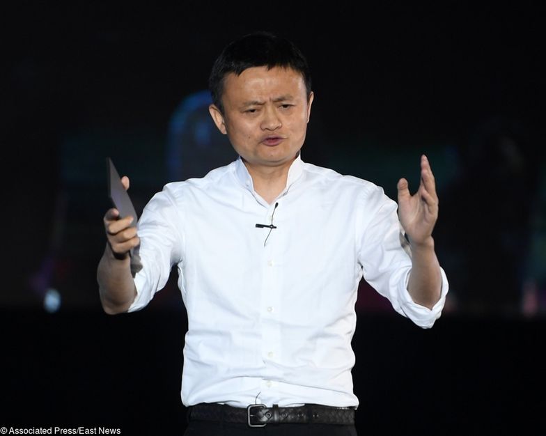 Jack Ma przekonuje, że kiedyś elektryczność zmieniła świat, a teraz zrobi to sztuczna inteligencja. 