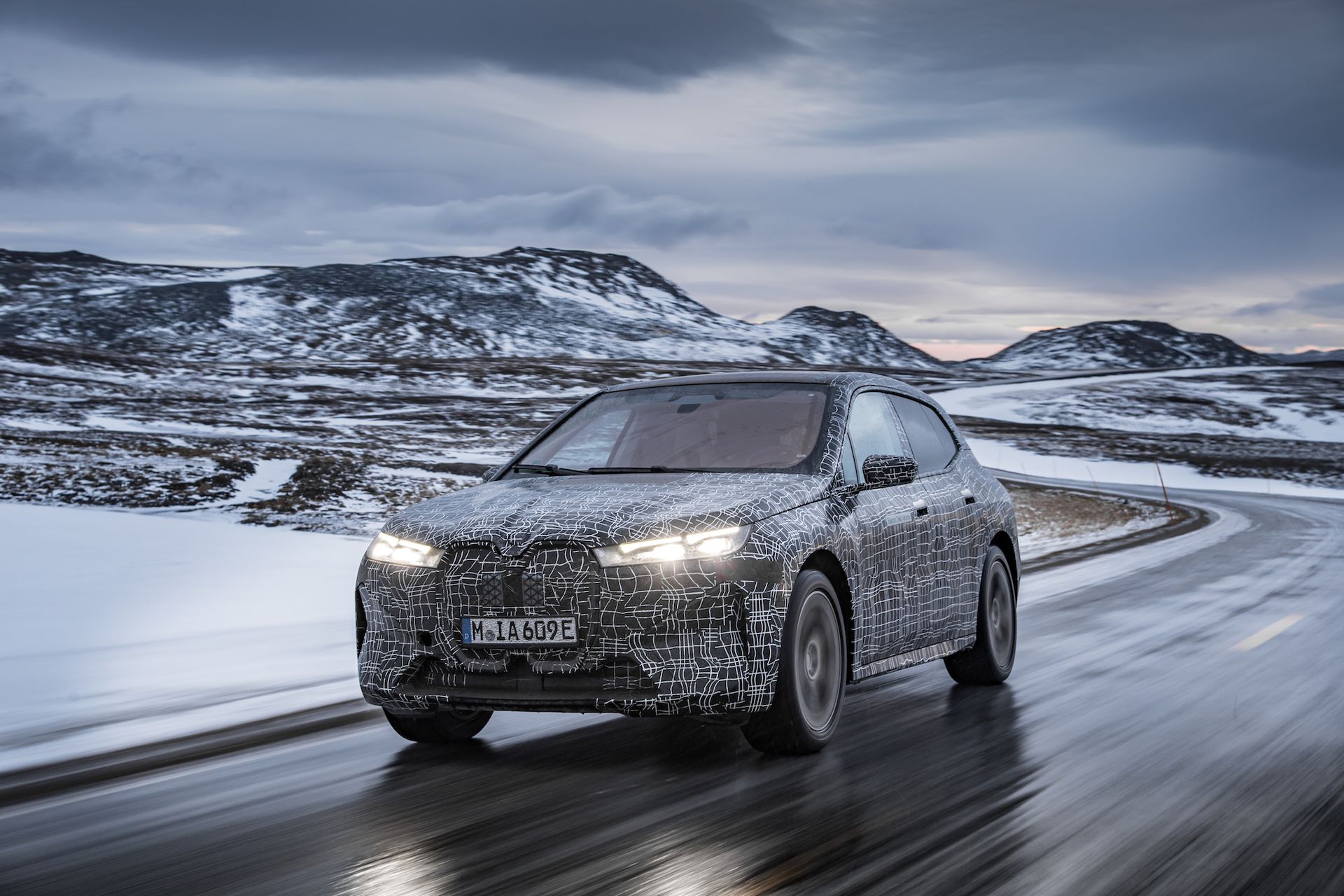 BMW iX w zamaskowanej formie (2021) (fot. BMW)