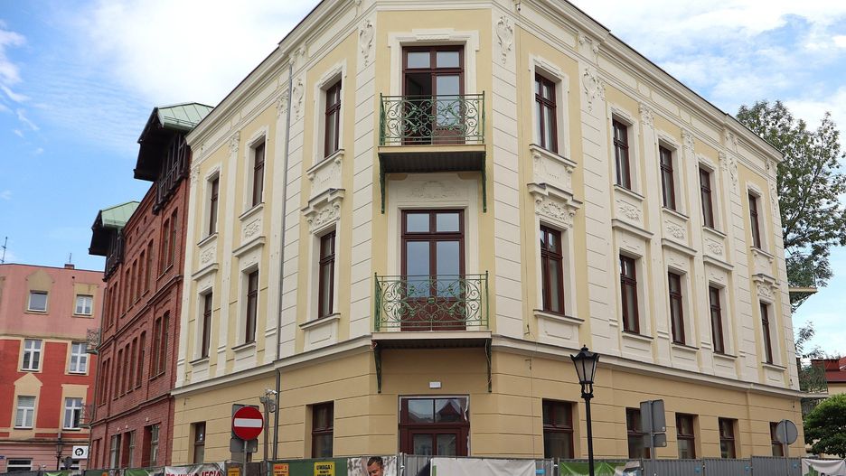 Tak prezentują się kamienice po remoncie przy ulicy Mickiewicza 2-4. Mieszkańcy mówią, że oświęcimska &#34;Starówka&#34; nabiera...krakowskiego klimatu