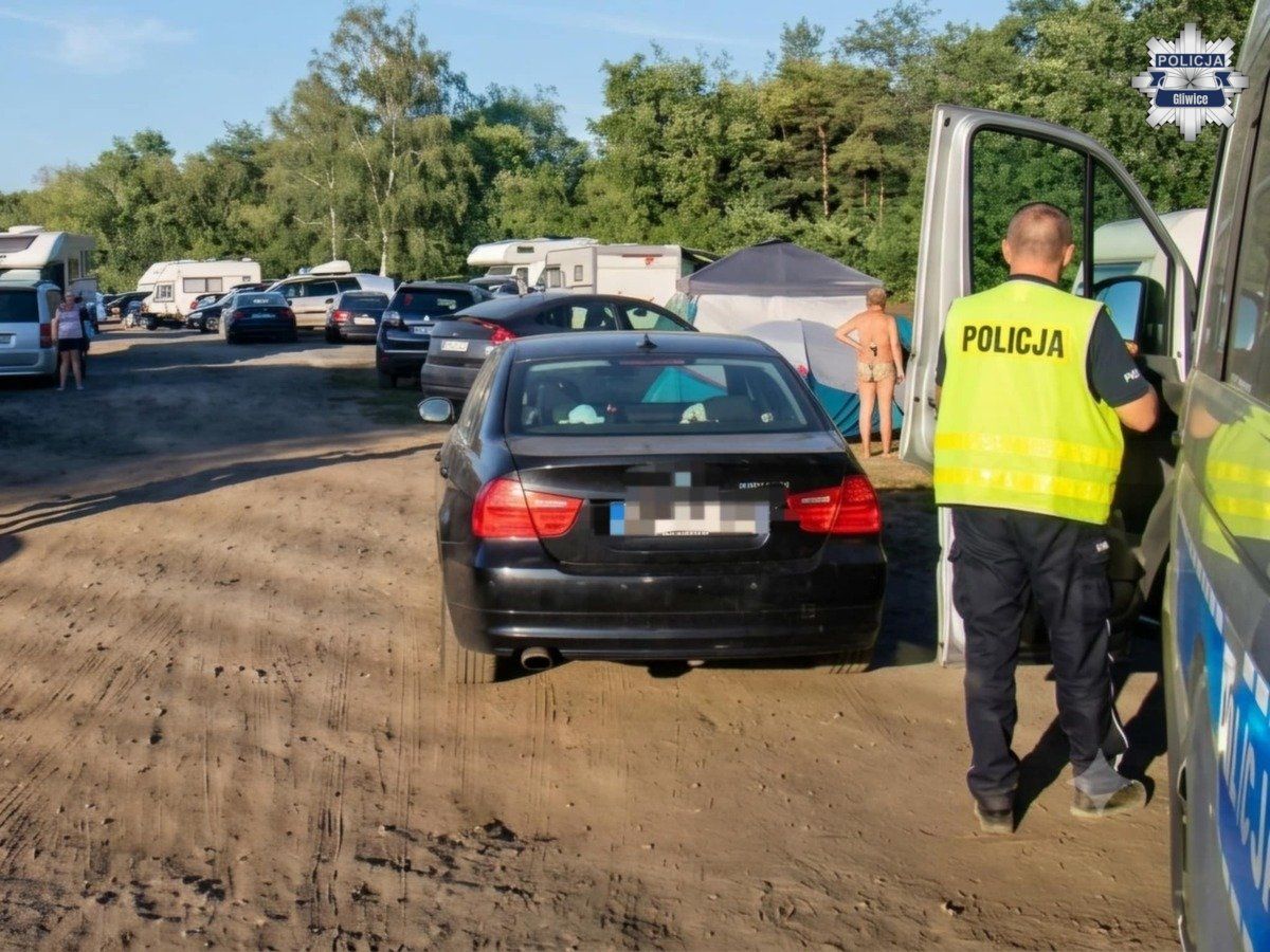 Pijany kierowca zdemolował 10 aut na plaży.