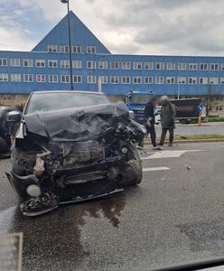 Poważny wypadek w Warszawie. Mężczyzna był zakleszczony w aucie