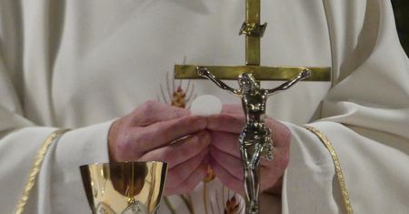 Poprosiła księdza o paragon. Oto co od niego usłyszała