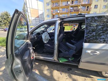 Rozbił się na latarni i uciekł. W aucie zostawił zszokowanego kumpla