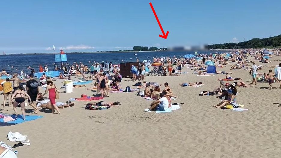 Z mola i plaży w Brzeźnie widać zabudowania portowe