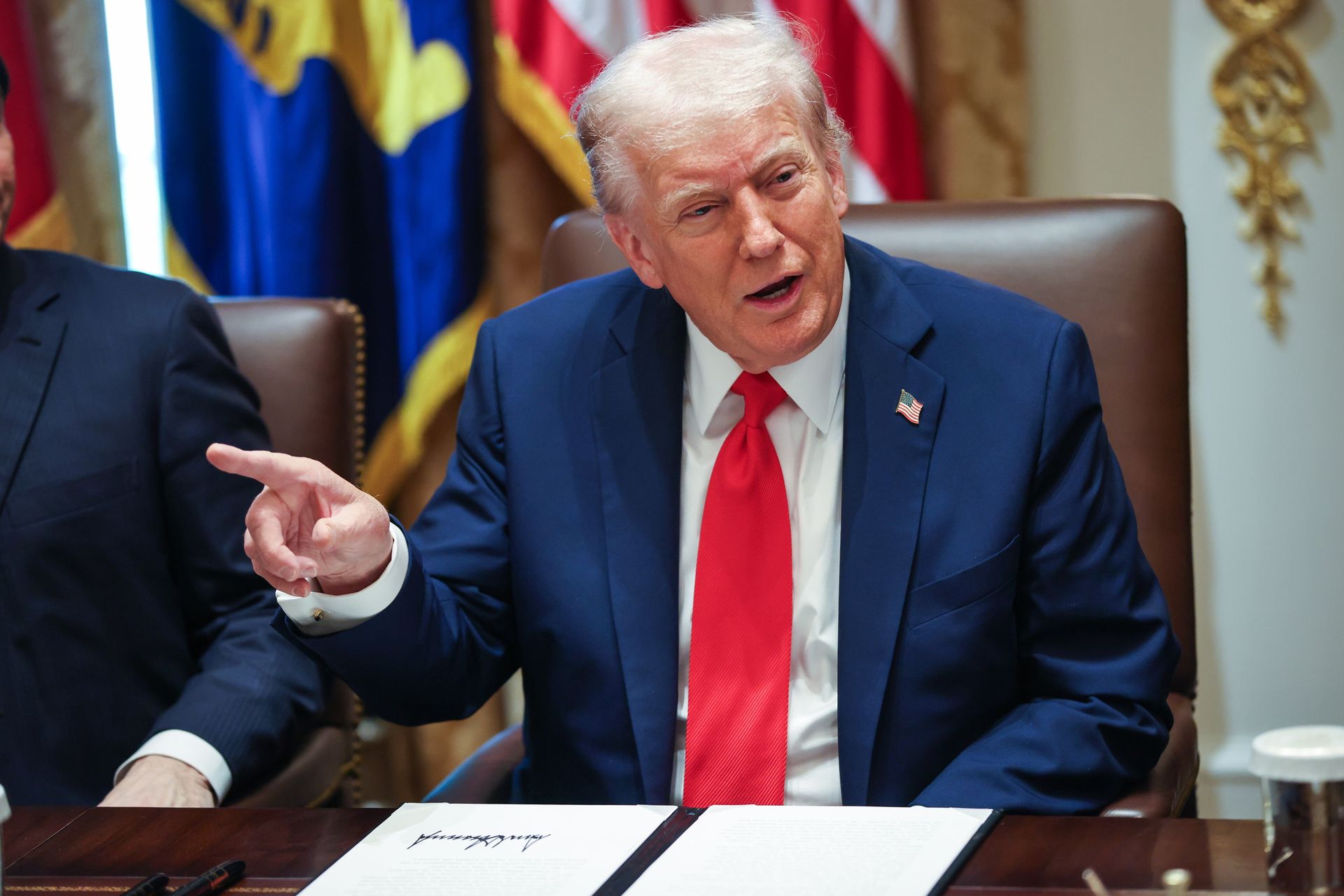 Model łuku triumfalnego na biurku Trumpa. Zauważyli dziennikarze