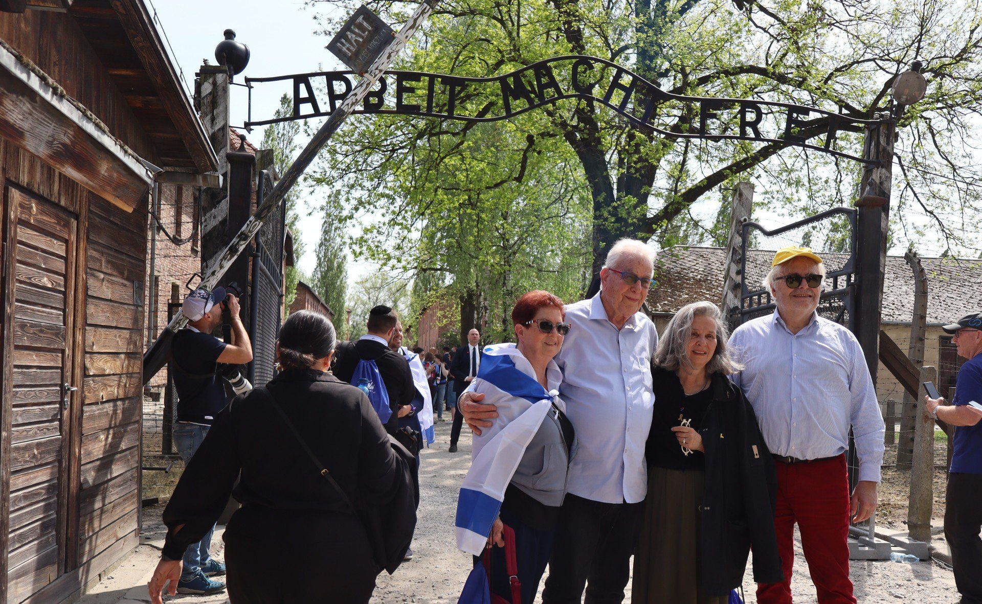 Zwiedzanie Muzeum Auschwitz rozpoczyna się od wejścia przez bramkę z napisem 