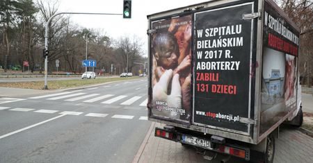 Warszawscy radni uchwalili zakaz dla furgonetek z antyaborcyjnymi i homofobicznymi treściami. Czy mieszkańcy stolicy w końcu będą mogli odetchnąć z ulgą?