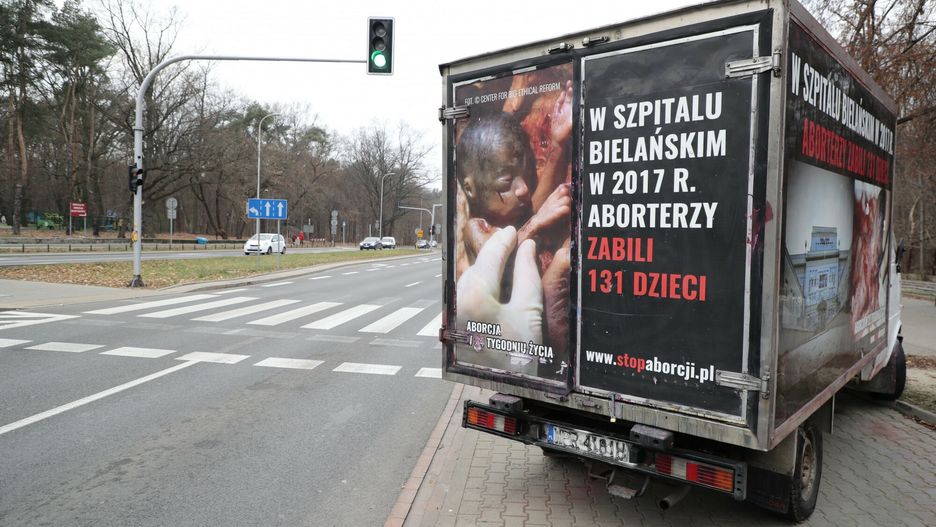 Warszawscy radni uchwalili zakaz dla furgonetek pro-life i anty LGBT+