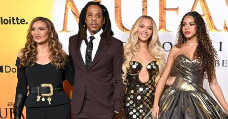 Jay-Z w towarzystwie Beyonce, teściowej i  córki Blue Ivy pozuje na premierze dzień po oskarżeniach o GWAŁT