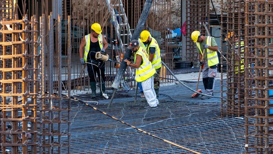 Prawie połowa firm przyznaje, że poniosła straty finansowe w wyniku przestępstw - od kosztów związanych z wymianą sprzętu, przez wzrost składek ubezpieczeniowych, aż po przekroczenie budżetów.