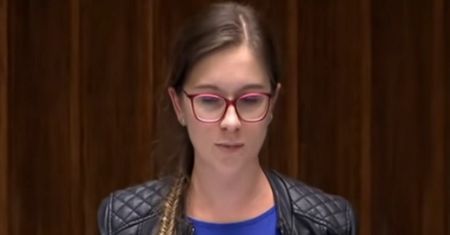 Posłanka Lewicy donosiła za brak maseczek. Dziś sama pozuje bez niej w galerii