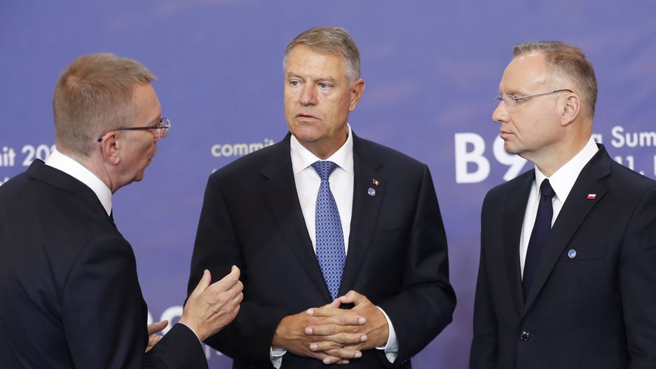 Latvia hosts the Bucharest 9 (B9) Summit in R�ga
epa11403616 Latvian President Edgars Rinkevics (L), Romanian President Klaus Iohannis and Polish President Andrzej Duda chat during Bucharest 9 (B9) during the NATO's Eastern Flank Bucharest 9 (B9) summit in Riga, Latvia, 11 June 2024. Latvia is hosting the leaders of Bulgaria, the Czech Republic, Estonia, Hungary, Lithuania, Poland, Romania and Slovakia during the Bucharest 9 (B9) summit of NATO members, which are part of the alliance's eastern flank. As well as Sweden's President Alexander Stubb and Prime Minister Ulf Kristersson attended the summit. The summit is an important event before the upcoming Washington summit for the B9 members to align each other's position ahead of that meeting. The B9 Summit is also be among the many events marking the 75th anniversary of NATO's founding and the 20th anniversary of Latvia's NATO membership.  EPA/TOMS KALNINS 
Dostawca: PAP/EPA.
TOMS KALNINS