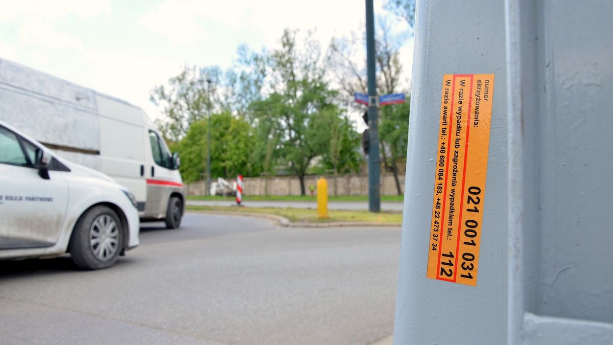 Na żółtej naklejce umieszczonej na przejeździe kolejowym są trzy podstawowe dane: indywidualny numer identyfikacyjny przejazdu kolejowo-drogowego, numer alarmowy 112 i numery "awaryjne"