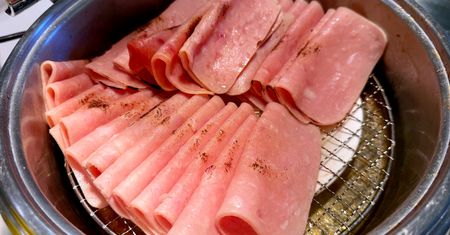 Tych wędlin unikaj. Polacy lubią je na kanapce, ale rzadko patrzą na skład