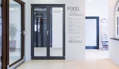 Oknoplast zmienia wystrój swoich sklepów, stawia na design i technologie