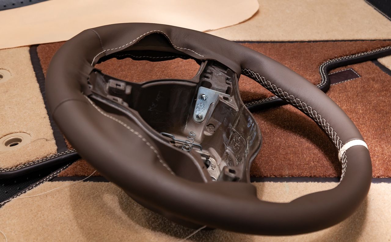 Obszywanie kierownicy skórą – co warto wiedzieć?