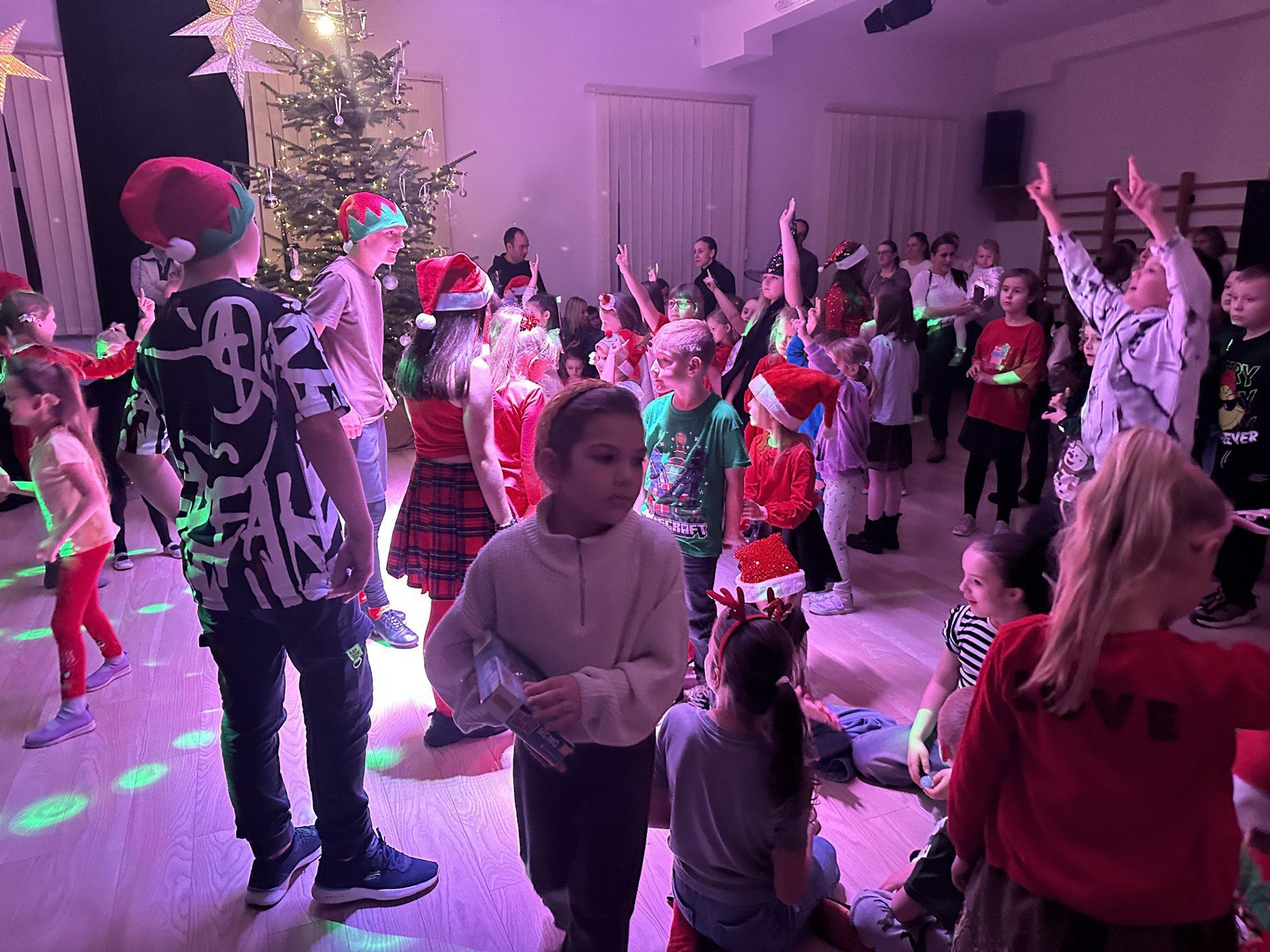 Dzieci bawiły się doskonale na przygotowanej przez Zarząd Osiedla nr w Wieluniu zabawie mikołajkowej