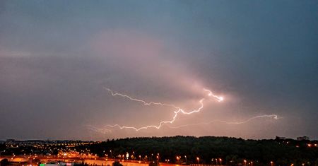 Synoptycy ostrzegają przed burzami. Podwyższono stopień ostrzeżenia