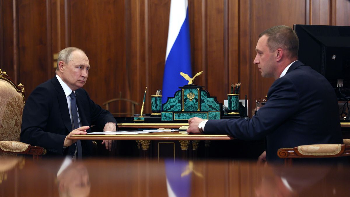 Russian President Vladimir Putin (L) meets with Saratov Region Governor Roman Busargin at the Moscow Kremlin. in Moscow, Russia, 18 July 2023. EPA/ALEXANDER KAZAKOV / SPUTNIK / KREMLIN POOL Dostawca: PAP/EPA.