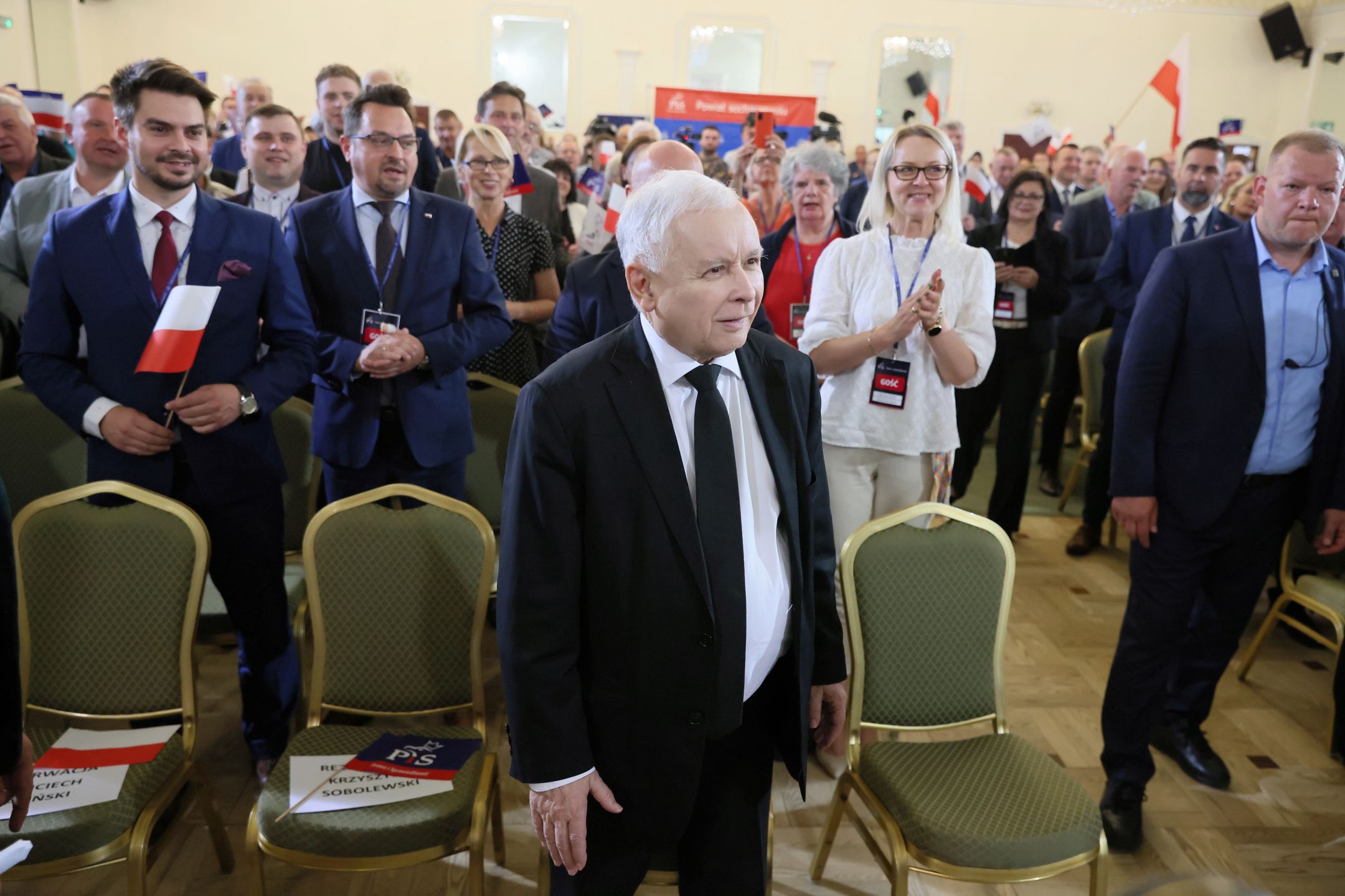 Sochaczew, 08.06.2022. Wicepremier, prezes PiS Jarosław Kaczyński (C) podczas spotkania z mieszkańcami Sochaczewa w ramach objazdu po kraju, 8 bm. Prezes PiS wezwał polityków Zjednoczonej Prawicy do mobilizacji i spotkań z wyborcami. (sko) PAP/PLeszek Szymański