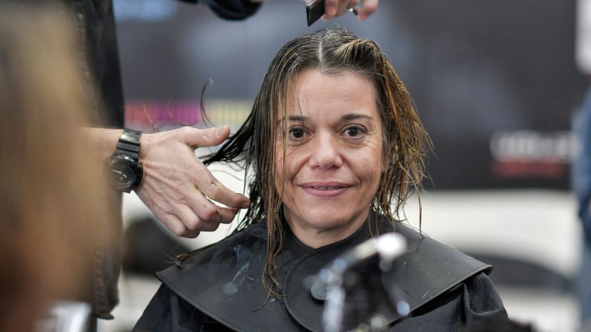 Zadowolona kobieta na fryzjerskim fotelu