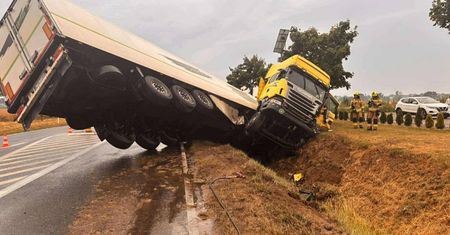 Ciężarówka w rowie - kierowca trafił do szpitala!