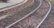 Poznań: Samochód na torach na ulicy Jana Pawła II. Uwaga na utrudnienia