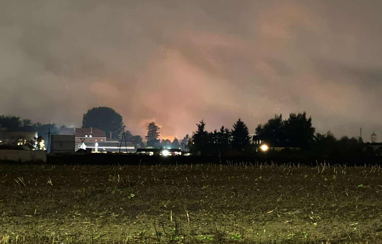 Sulechów: Płonie opuszczona fabryka. Łunę ognia widać z daleka