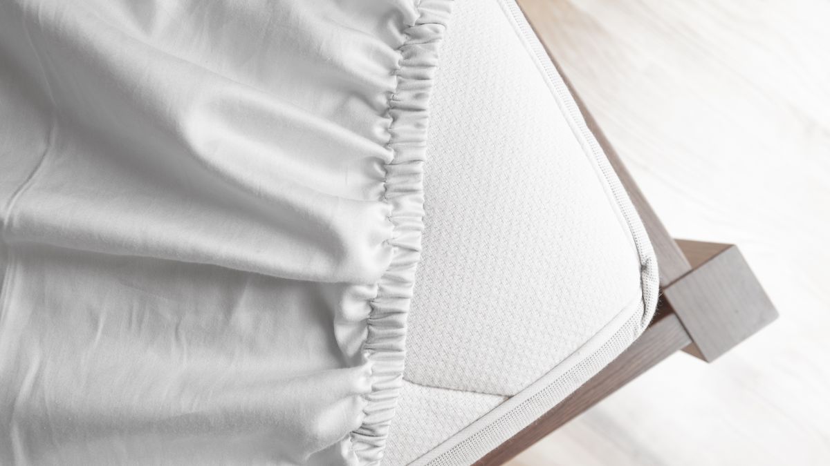 Jak złożyć prześcieradło z gumką?