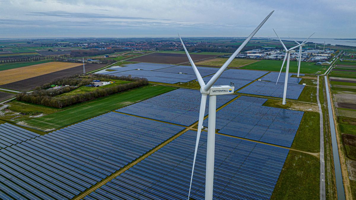 Haringvliet Energy Park - Netherlands
Drone photo of Haringvliet energy park on Goeree-Overflakkee. Energiepark Haringvliet Zuid is Vattenfall's first hybrid energy park that combines wind energy, solar energy and storage. The park is located in the south of Haringvliet in the Van Pallandtpolder in the province of South Holland, on March 28, 2023. Located 20 kilometers south of Rotterdam, Haringvliet consists of six wind turbines, 115 000 solar panels and a large battery of 12 sea containers full of batteries. All three technologies jointly share the same grid connection. The energy park is expected to produce approximately 140 GWh of electricity annually, an amount equivalent to the consumption of 40 000 Dutch households. Photo by Robin Utrecht/ABACAPRESS.COM 
Dostawca: PAP/Abaca
Utrecht Robin/ABACA
Energy, Environment, Nature, Solar Energy, Solar Panel, Wind energy, Wind power, energetyczny, energia, kryzys, odnawialna, wiatrak, wiatraki, wiatrowa, fotowoltaiczne, fotowoltaika, panele, s�oneczne